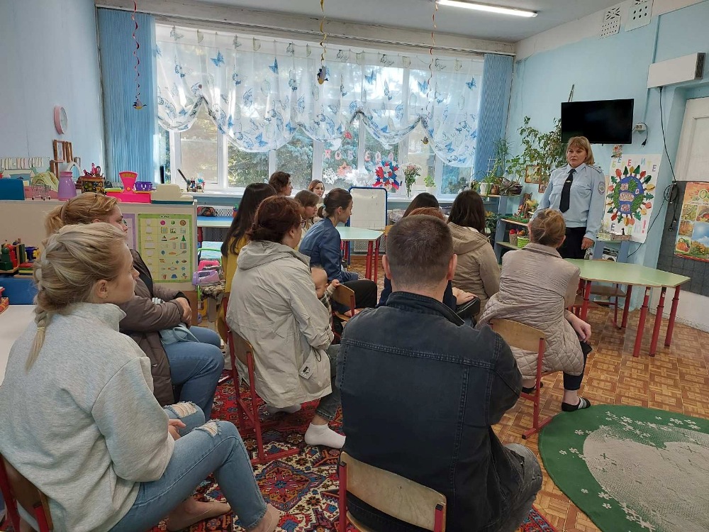 Инспекторы ОГИБДД по Приволжскому району приняли участие в родительском собрании..