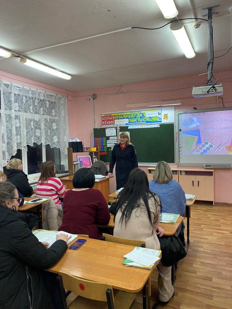 В школе №1 г. Приволжска состоялось собрание для родителей первоклассников, перед которыми выступил инспектор Госавтоинспекции по Приволжскому району..
