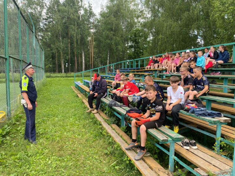 Сотрудники Госавтоинспекции проводят беседы по безопасности дорожного движения. Сотрудники Госавтоинспекции проводят беседы по безопасности дорожного движения.